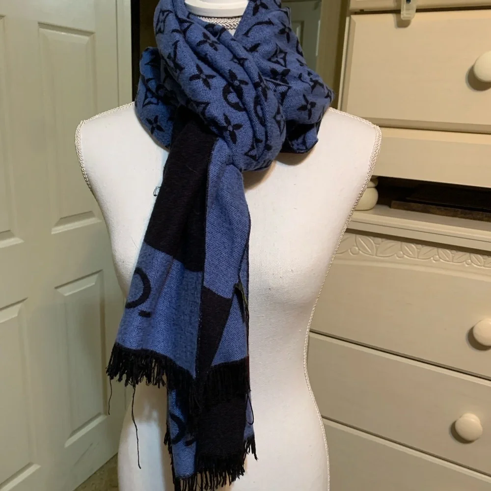 “Louis Vuitton” convertable Scarf shawl 72"x25" - Picture 7 of 7